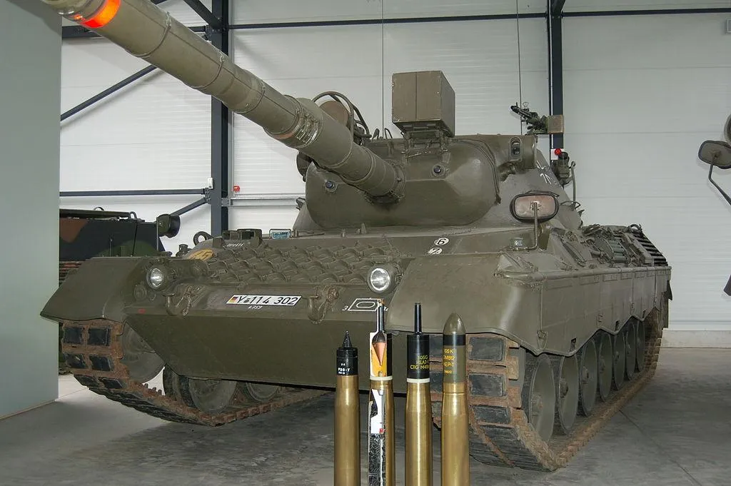 Leopard 1A2A1. На переднем плане — штатный боекомплект (1970-е годы) (слева направо): подкалиберный APDS-T, кумулятивный HEAT и бронебойно-фугасный HESH/HEP