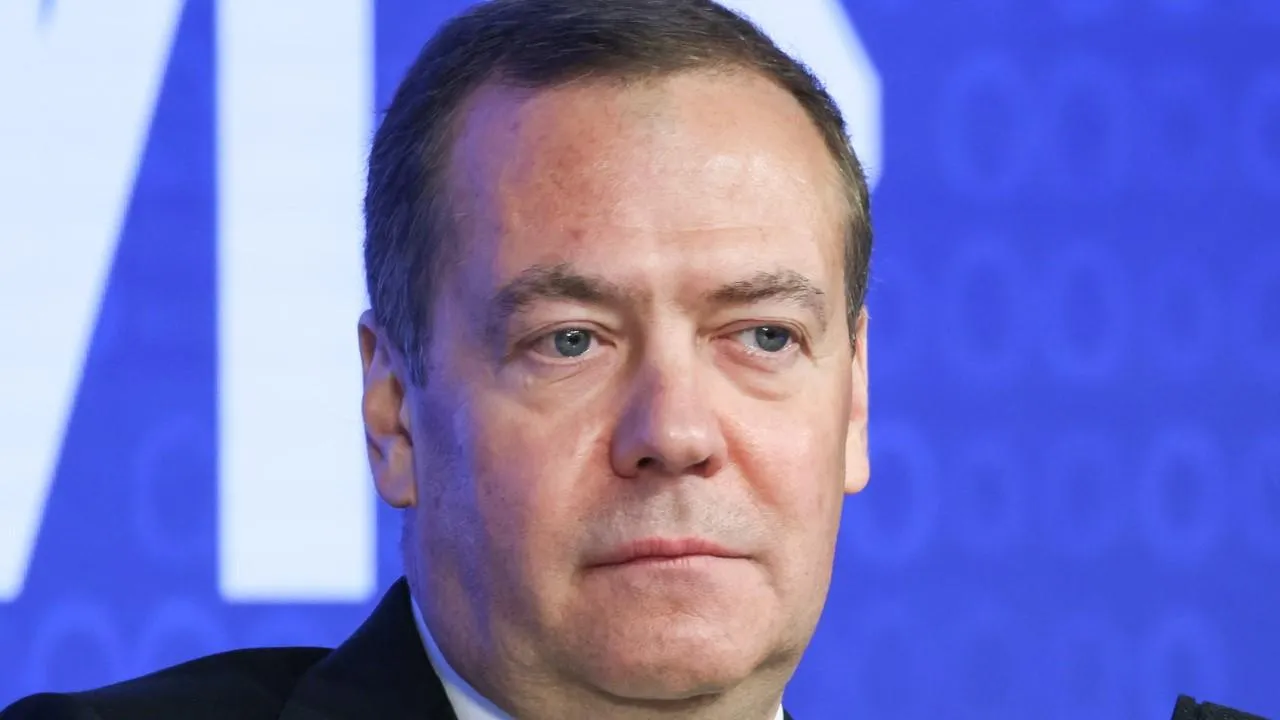 Медведев призвал отстоять тысячелетнюю Родину