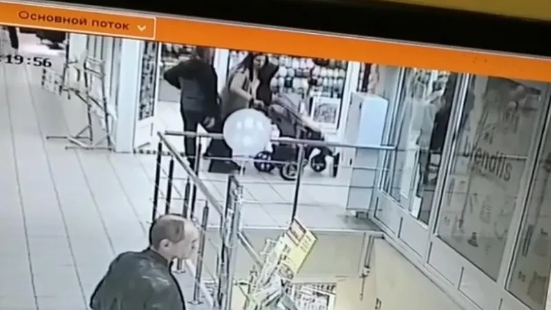 Молодые родители украли в Подольске эксклюзивную шаль, сложив ее в коляску