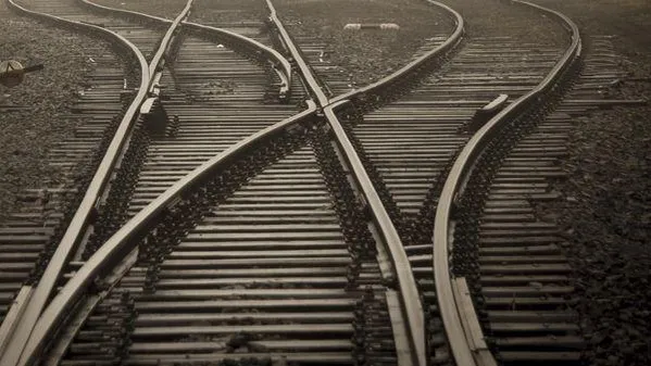 В Ленобласти поезд сбил сидящего на путях человека