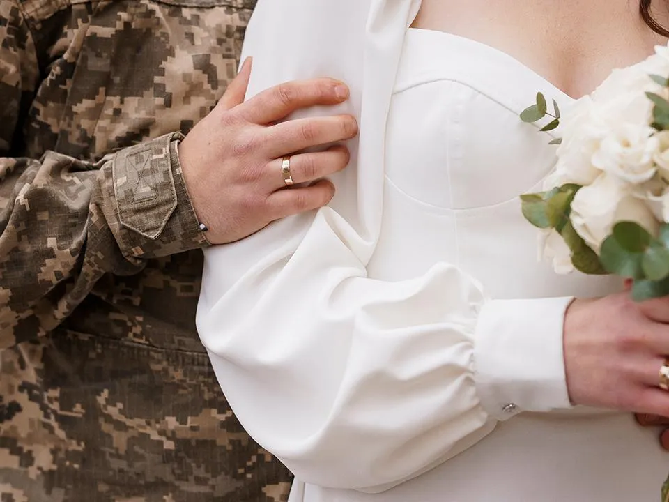 Законопроект о фиктивных браках с участниками СВО может привести к травле вдов, считают общественники