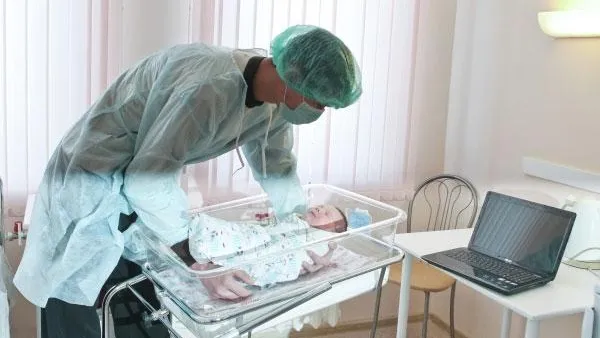 В Госдуме предложили давать отцам новорожденных детей оплачиваемый отпуск