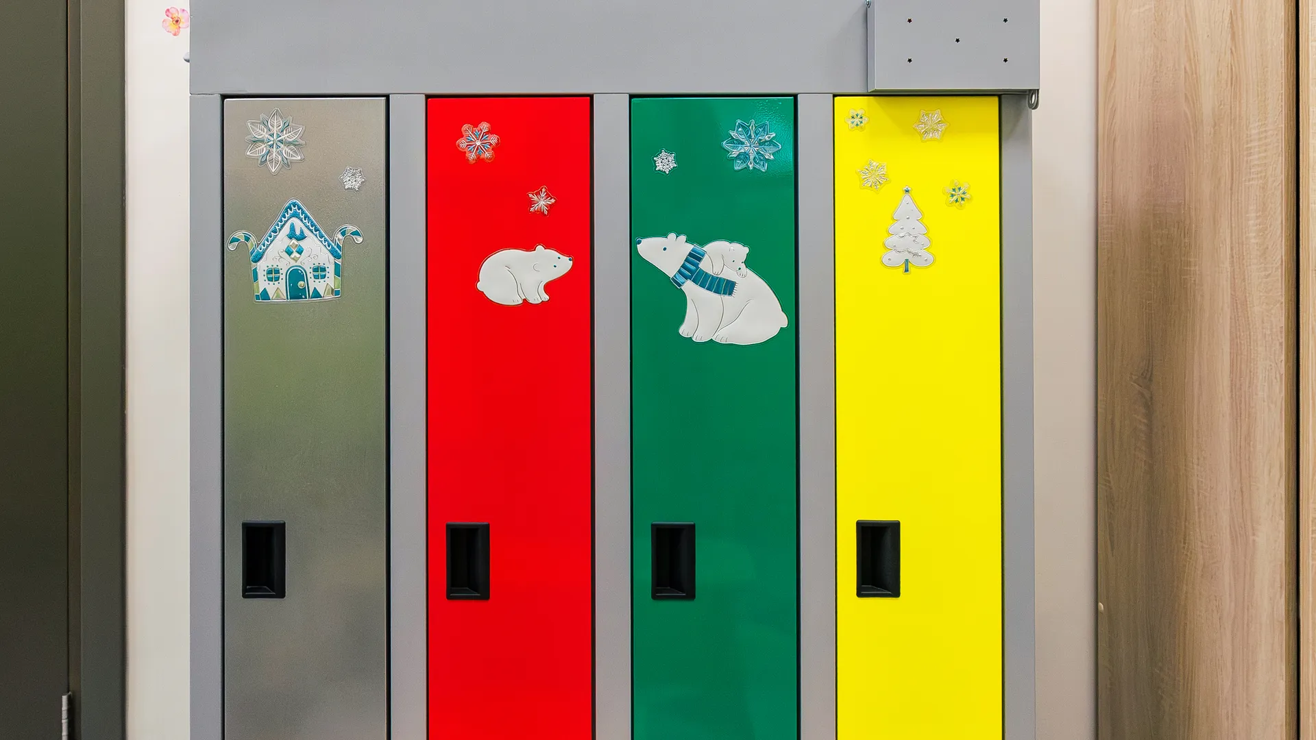 Сушильный шкаф для одежды в новом детском саду №19/3 средней школы №15 в мкр. Саввино округа Балашиха