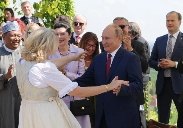 Владимир Путин танцует с министром иностранных дел Австрии Карин Кнайсль на ее свадьбе с финансистом Вольфгангом Майлингером. На втором плане слева: генеральный секретарь ОПЕК Мохаммед Баркиндо.
