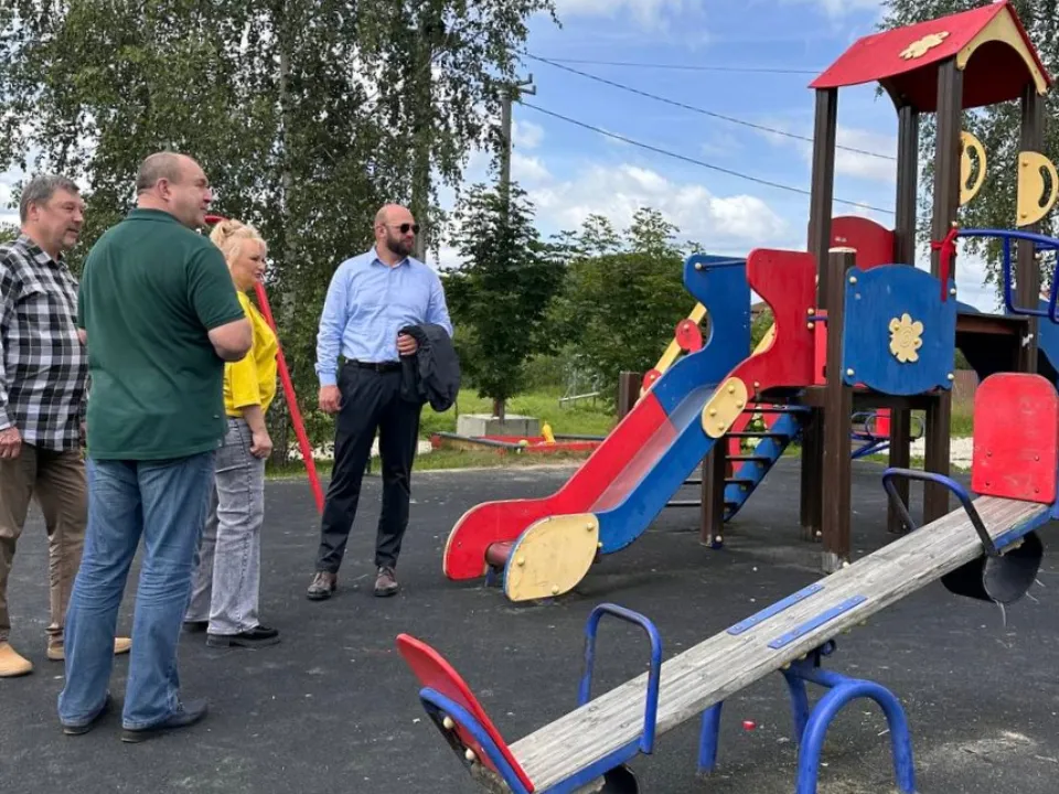 Александр Кулаков осматривает детскую площадку. Фото: пресс-служба администрации Павлово-Посадского г.о.