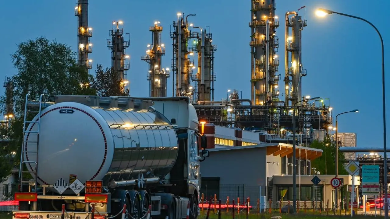 Евросоюз запретил импорт российской нефти в Германию и Польшу