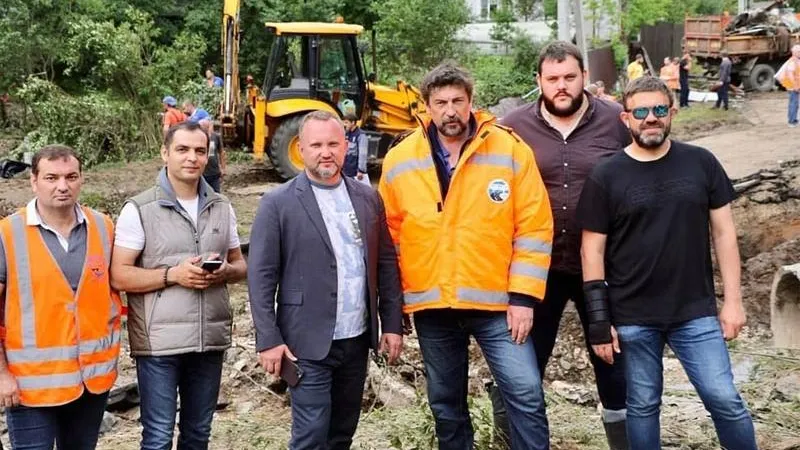 Сотрудники «Мосавтодора» вышли на субботник по ликвидации последствий подтопления в Рузе
