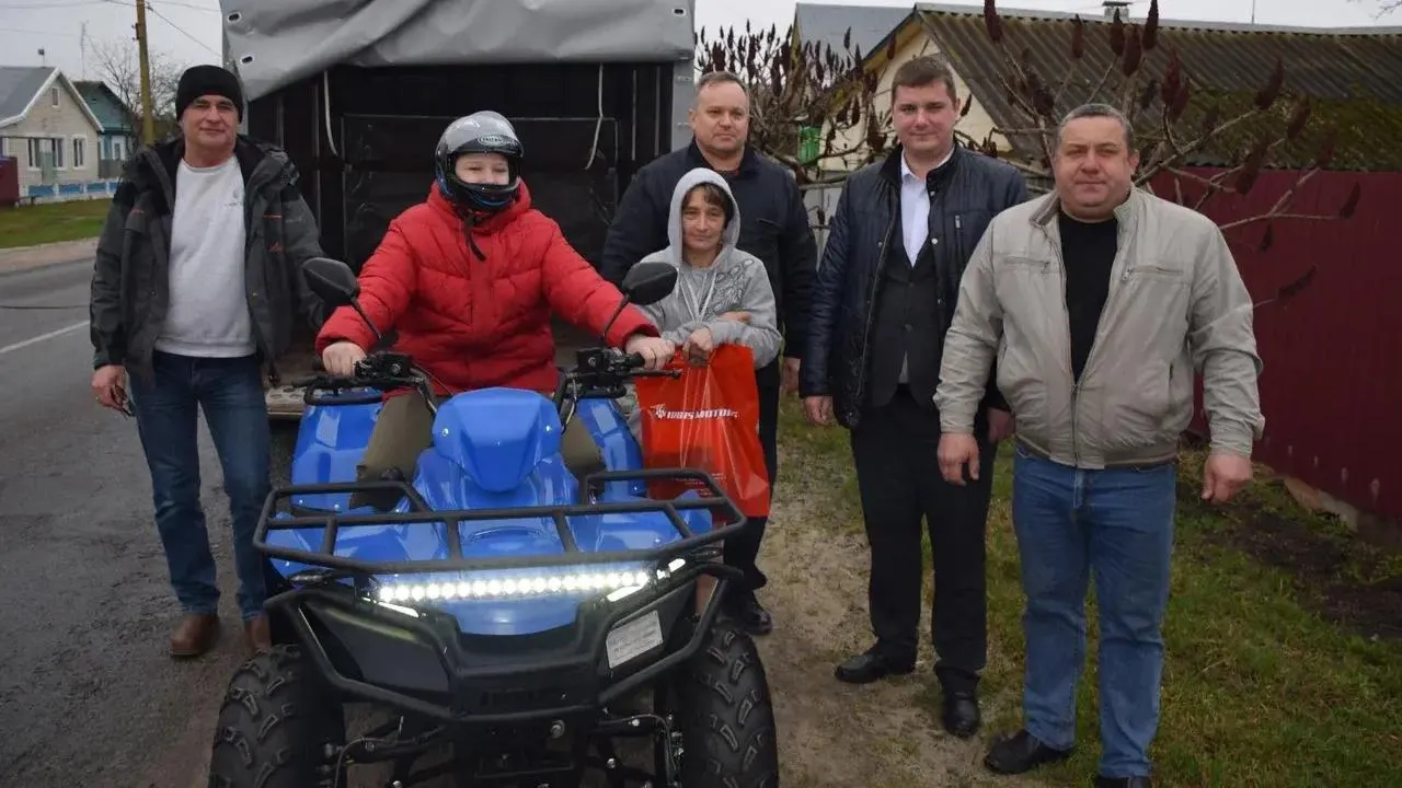 Подмосковная компания подарила квадроцикл мальчику, спасшего девочек при обстреле в Брянской области