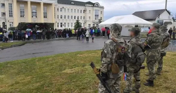 Мирные жители и военные в Купянске. Фото: РИА «Новости»