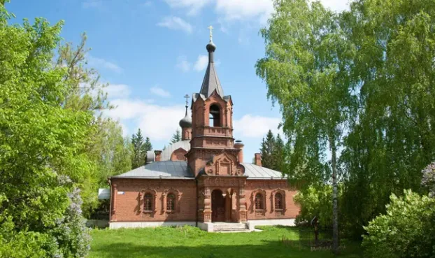 Церковь Покрова Пресвятой Богородицы около Серпуховского историко-художественного музея. Современное фото.