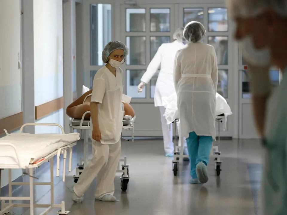 Смерть от обезвоживания: симптомы болезни, которая может попасть в РФ с туристами из Турции, Индии и Египта