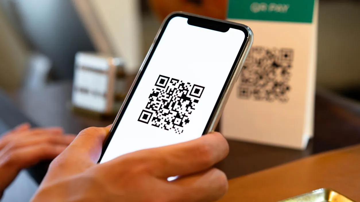 Оставьте паспорт дома: С 27 февраля россияне смогут посещать клиники и салоны связи по QR-коду