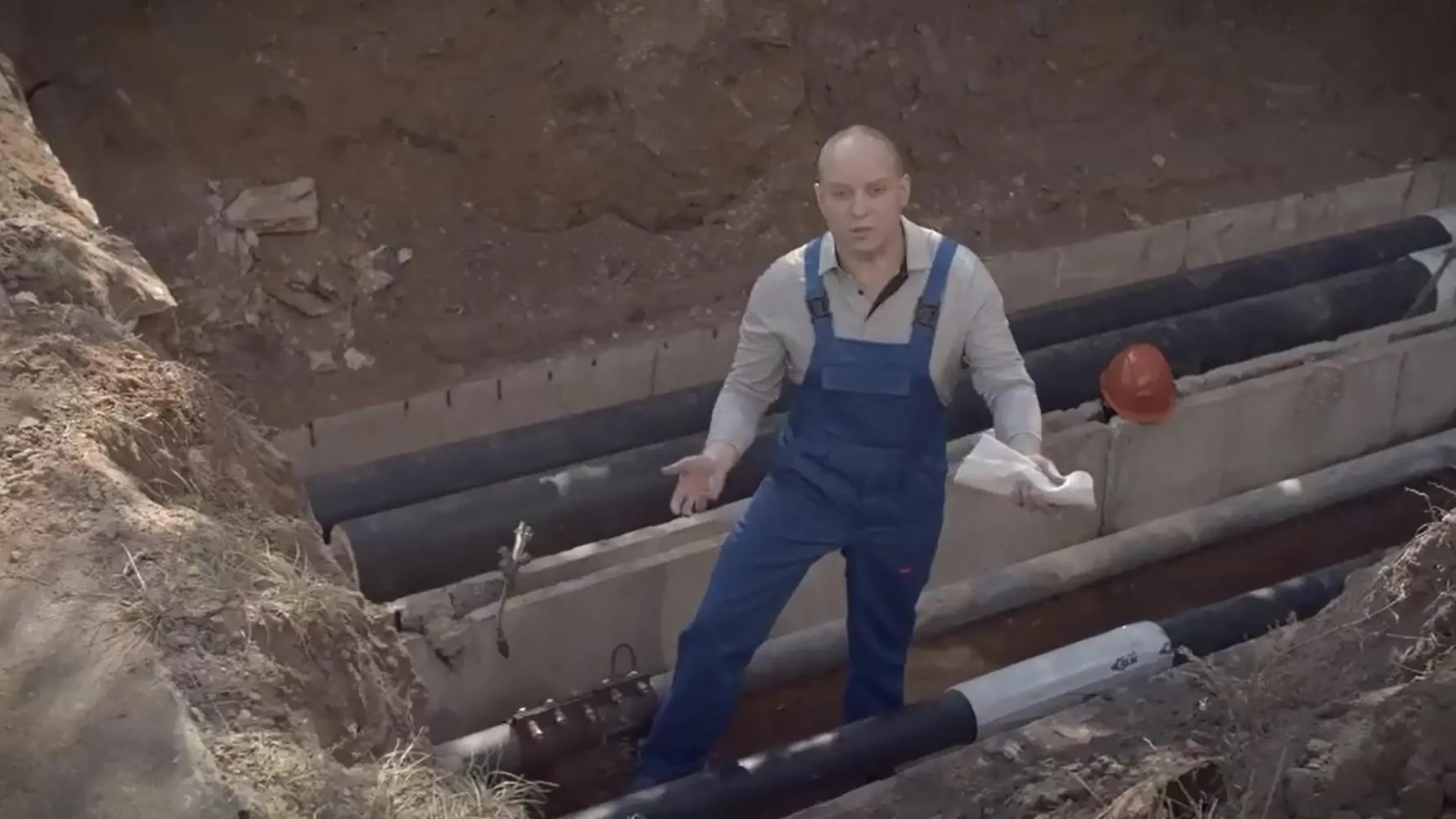 Глава Пушкинского округа в роли рабочего/ Скриншот видео из соцсетей