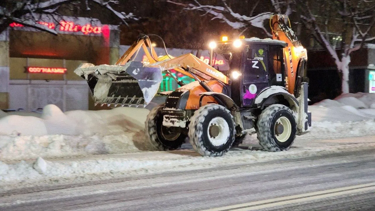 Ночной снежный десант: «Пушгорхоз» ведет борьбу с последствиями мощного снегопада
