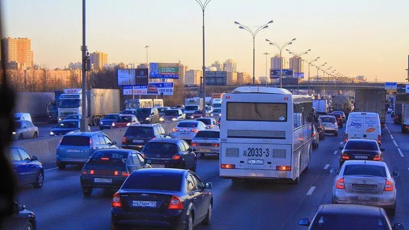 Водители Люберец высмеяли любителя обгонов, который застрял в сугробе