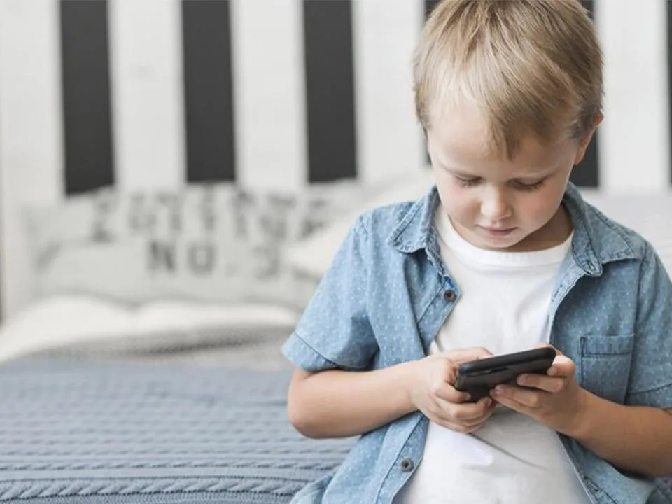 «Сосание пальца, кусание ногтей, мастурбация»: какое поведение говорит о том, что у вашего ребенка проблемы с психикой