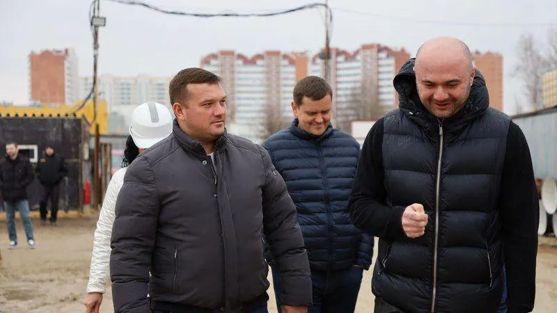 Глава Минстроя Подмосковья проверил ход возведения поликлиники в Серпухове