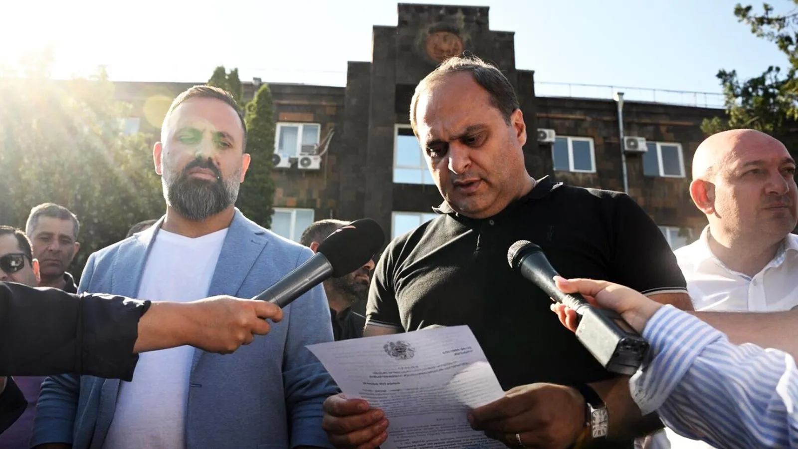 Адвокаты архиепископа Аджапахяна Ерем Саркисян и Ара Зограбян у здания суда в Ереване. Кирилл Зыков