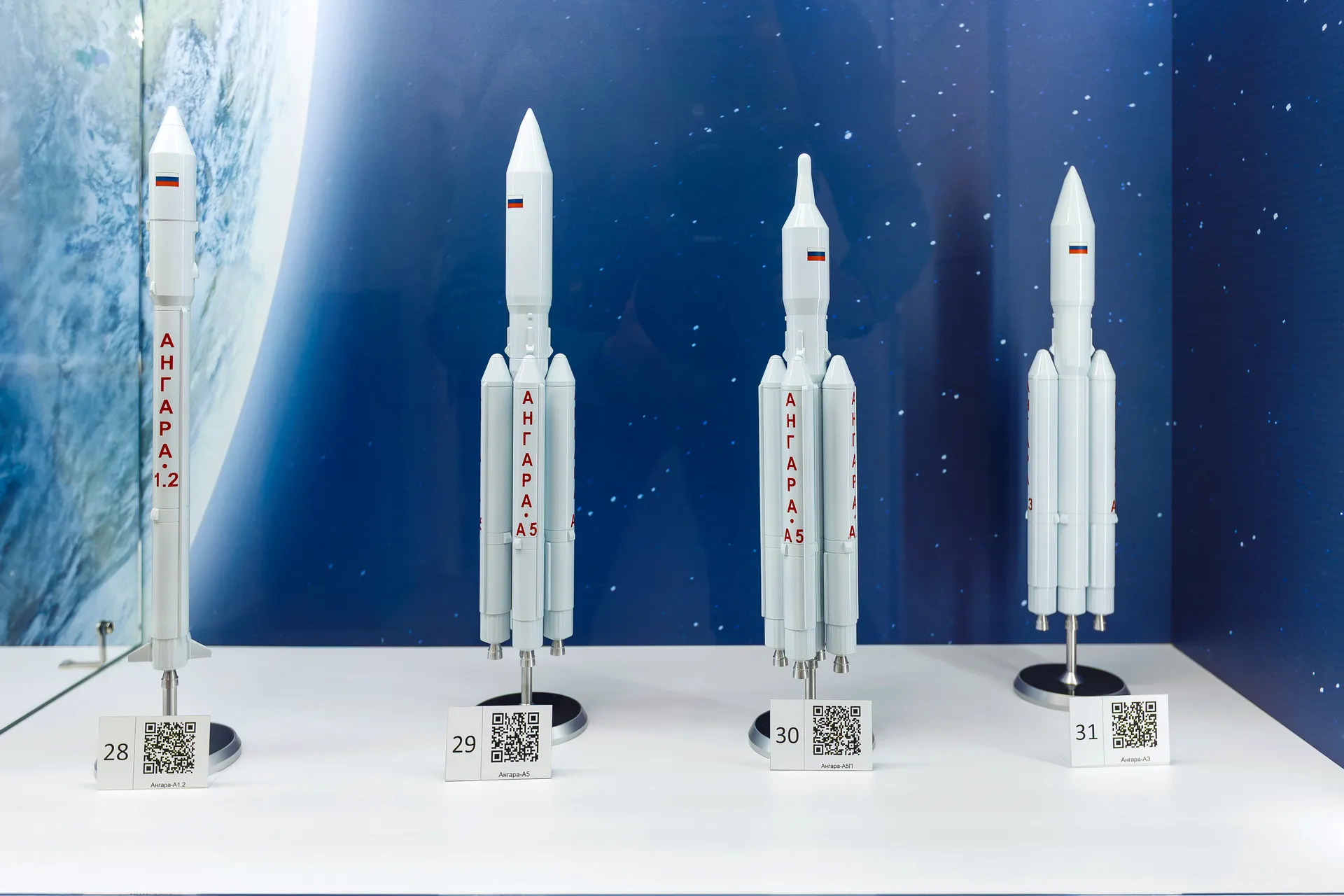 Выставка макетов ракет в библиотеке № 8 на улице Орджоникидзе в Королеве