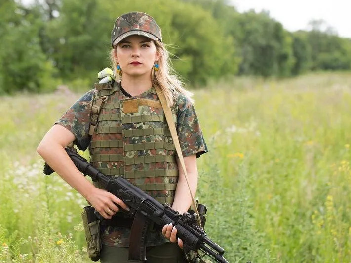 Жители Мариуполя рассказали, как женщина-снайпер ВСУ убивала мирных граждан 