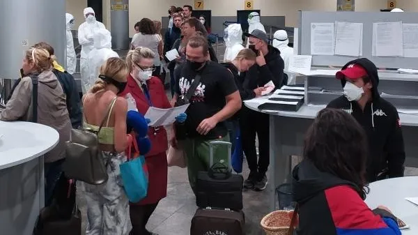 Более 400 жителей столичного региона, прилетевших с Гоа, развезли по домам