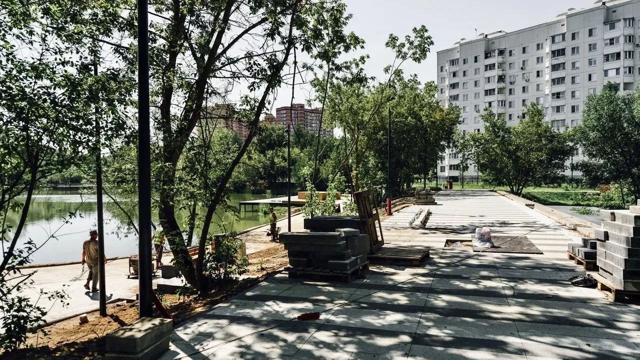 До конца месяца в Щелкове завершат благоустройство территории Чкаловского озера