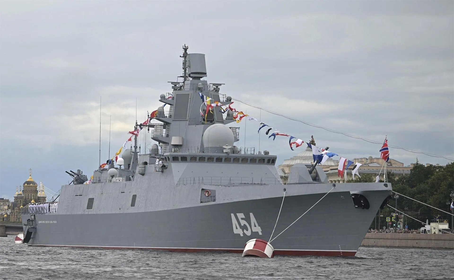 «Адмирал Горшков» на параде в Санкт-Петербурге