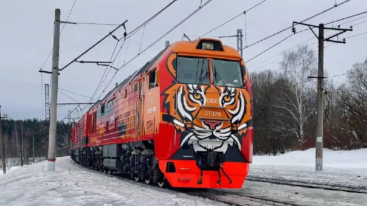 Хищник на рельсах: мощнейший российский тепловоз с ручной росписью промчался через Наро-Фоминск