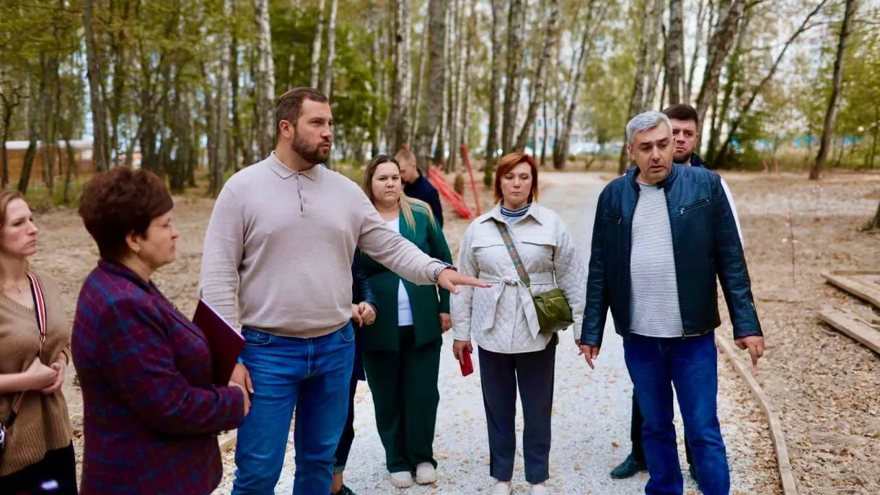 Глава Чехова проконтролировал работы по благоустройству губернского лесопарка