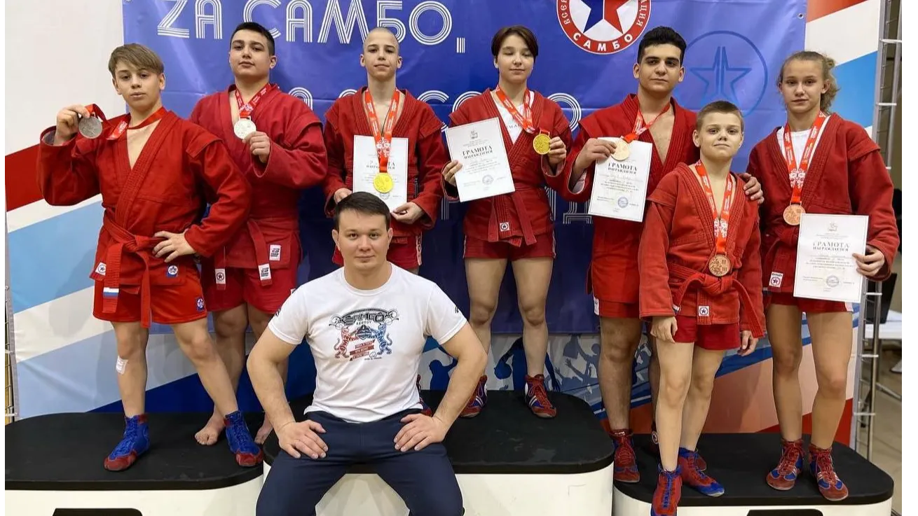 Тренер Богдан Дмитриев (внизу) с группой спортсменов. Фото: спортшкола Реутова