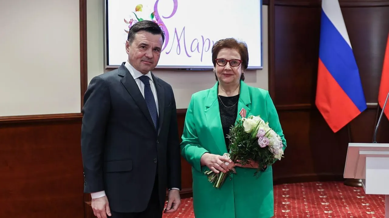 Сотрудника соцзащиты в Подольске наградили медалью Луки Крымского