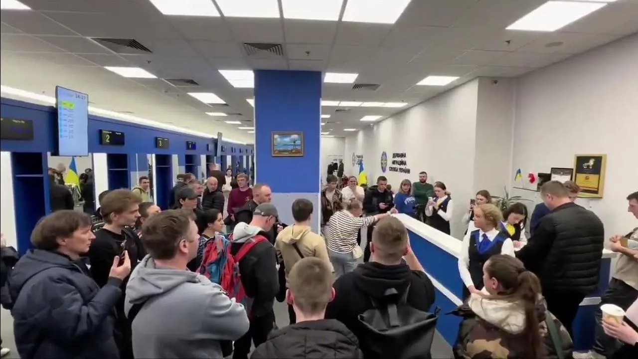 Толпы украинцев в консульстве страны в Польше