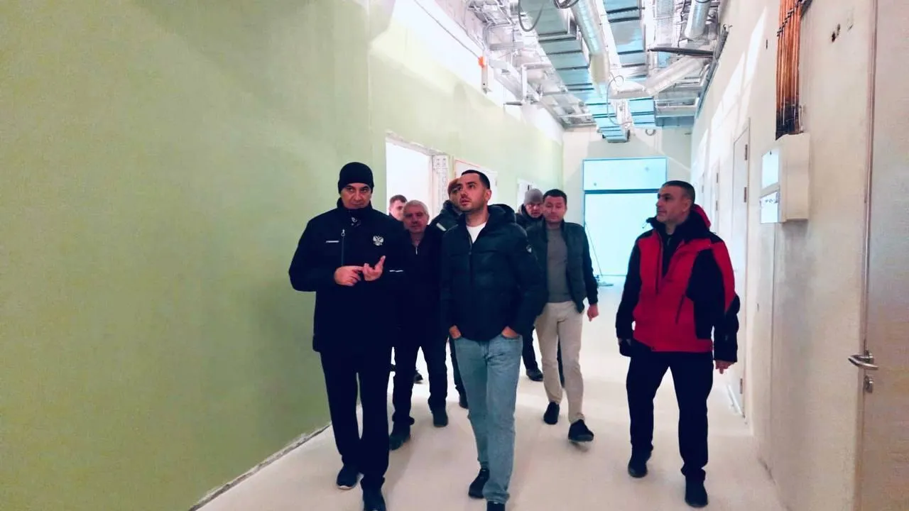 Глава Минстроя проверил ход строительства поликлиники в Ногинске