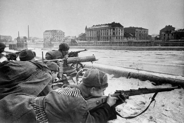 Великая Отечественная война, 1941–1945 годы. Освобождение Польши от немецко-фашистских захватчиков. Висло-Одерская операция, 12 января — 3 февраля 1945 года. Советские войска ведут бои за город Краков