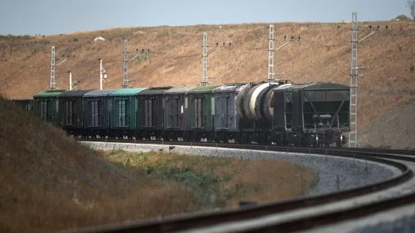 Рядом с крымской железной дорогой обнаружили оборудованное место для слежки за военными грузами