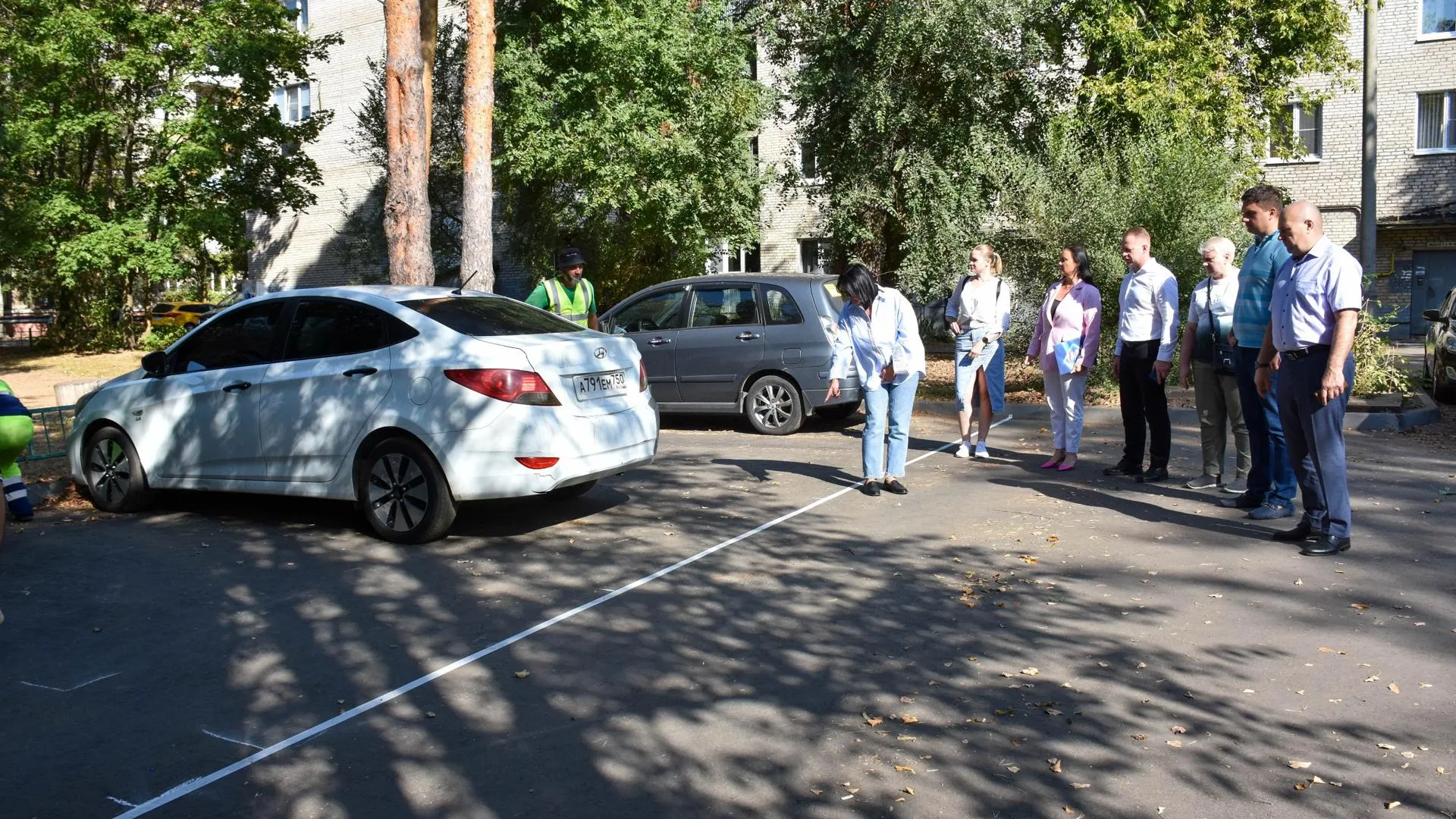 В Г.о. Пушкинский во дворе отремонтировали тротуар и расширили парковочную зону