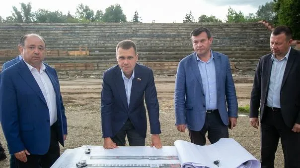 Глава Коломны и депутат Госдумы проверили ход ремонта стадиона «Авангард»