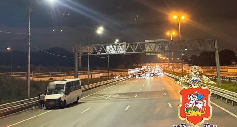 Мужчина погиб под колесами микроавтобуса в Подмосковье
