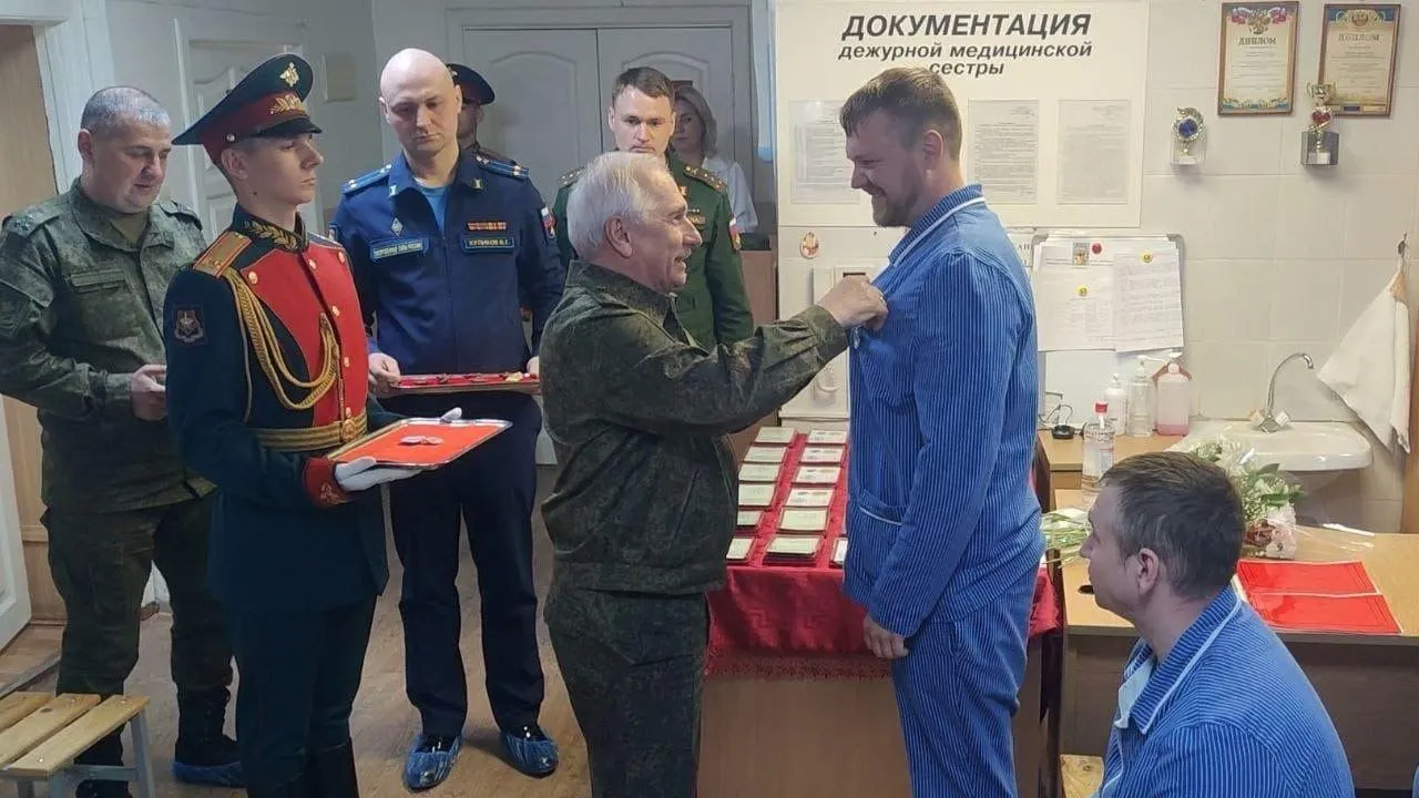 Замминистра обороны РФ вручил бойцу СВО из Югры медаль «За отвагу»