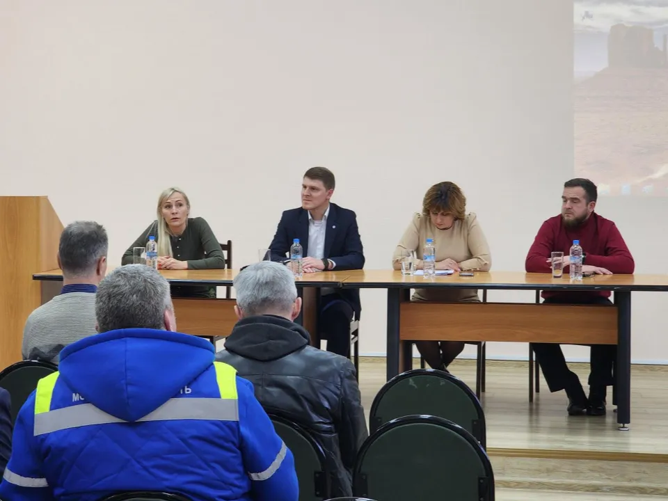 Елена&nbsp;Зинатулина (на фото вторая справа) на встрече с коллективом Подольской подстанции. Фото: Мария Шигорева