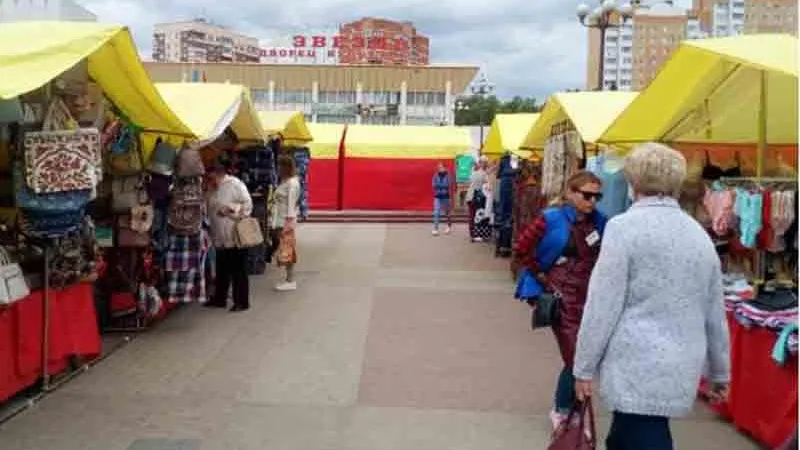 В Наро-Фоминске прошла ярмарка, где жители закупились продуктами и одеждой по спецценам