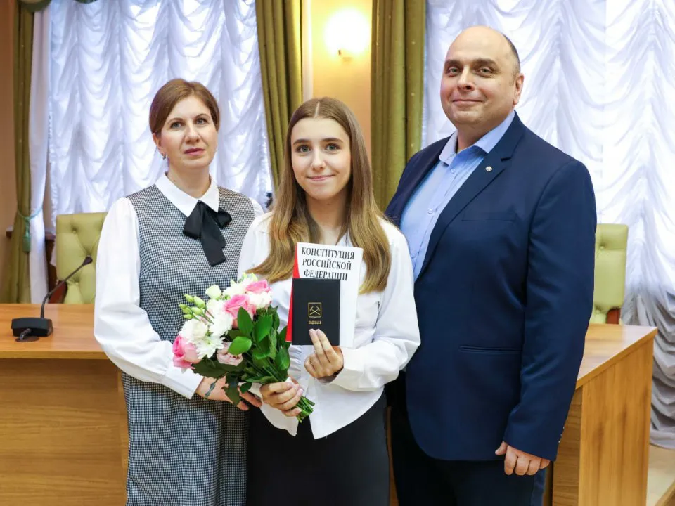 Заместитель главы г. о. Подольск Александр Мамлай&nbsp; вручил в торжественной обстановке паспорт 14-летней школьнице. Фото: пресс-служба администрации г. о. Подольск