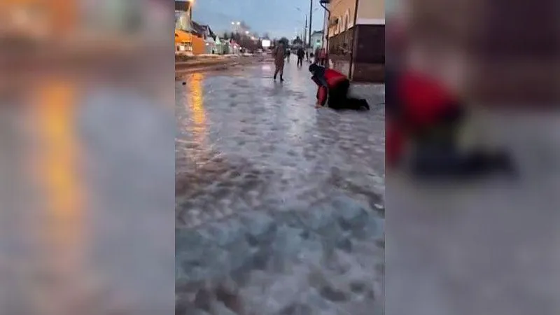 «Новый вид утренней пробежки»: вокзал в Сергиевом Посаде превратился в каток
