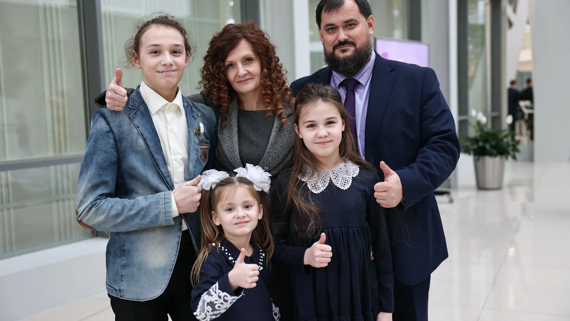 Женщин Подмосковья поздравили с Днем матери