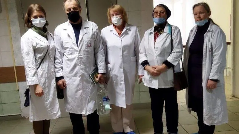 Волонтеры в Подольске привезли пациентам городской больницы святую воду
