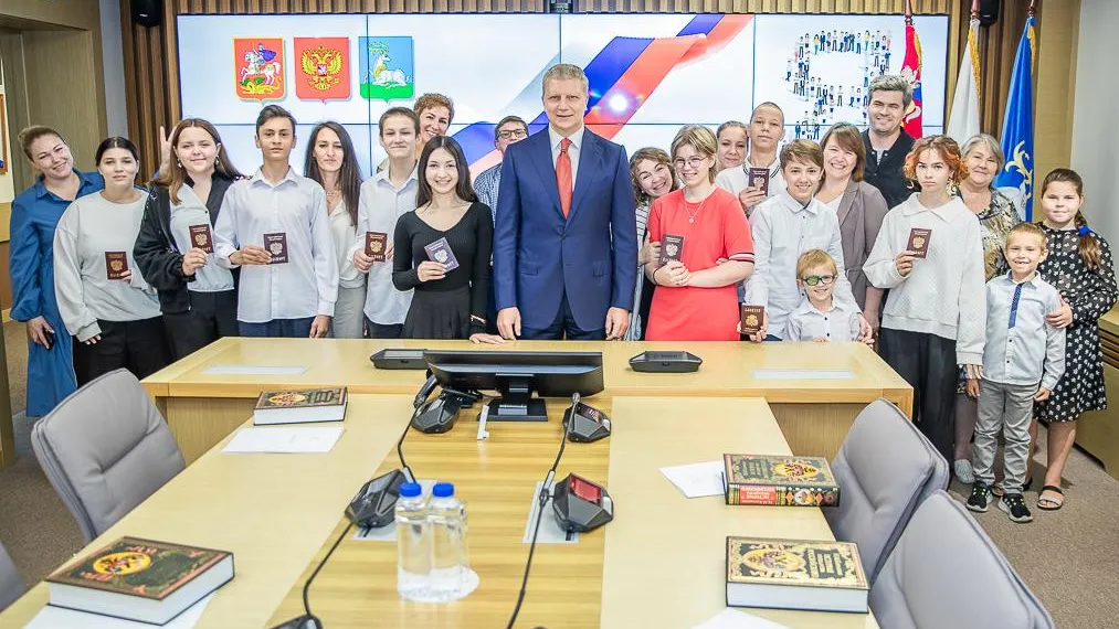Глава Иванов вручил первые паспорта девяти юным жителям Одинцовского округа