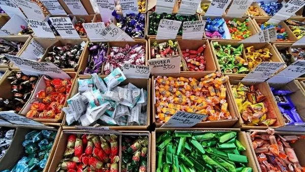 В Петербурге двое мужчин кавказской национальности похитили сладости из магазина