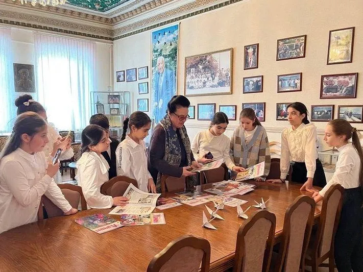 «Каждый раз от этих строк внутренне замираешь»: школьники и депутаты вспомнили поэта Гамзатова