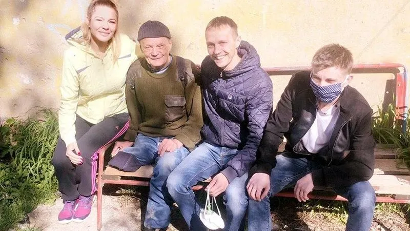 Бездомному мужчине без ноги уже несколько лет помогают в Серпухове