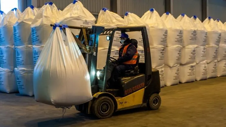 Свыше пятнадцати тысяч тонн минеральных удобрений для осенних полевых работ закупили в Подмосковье